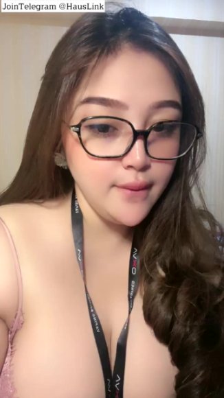 Cewek Kacamata Rekam Sambil Coli di Balkon