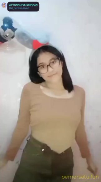 Cewek Kacamata Minta Dientot Keras di Dapur