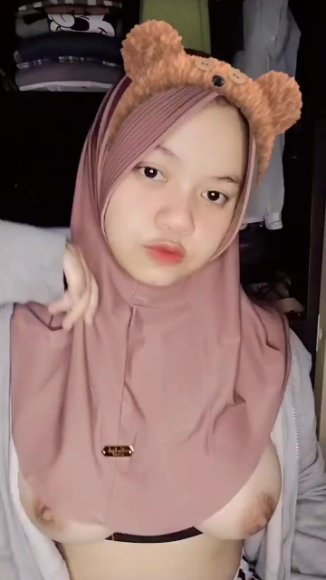 Cewek SMA Ngulum Kontol di Taman Belakang