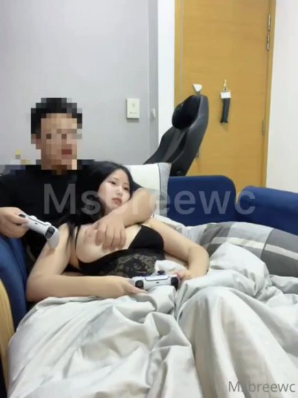 Siswi Nakal Ngewe Bareng Pacar di Sofa