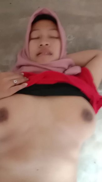 Cewek Jilbab Dientot Sampai Njerit di Taman Belakang