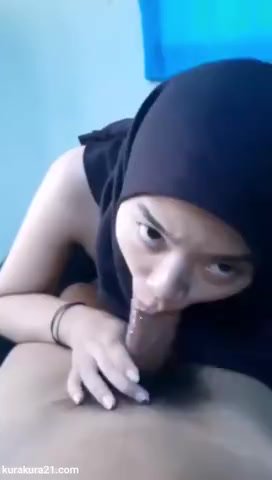 Cewek Genit Ngulum Kontol di Sofa
