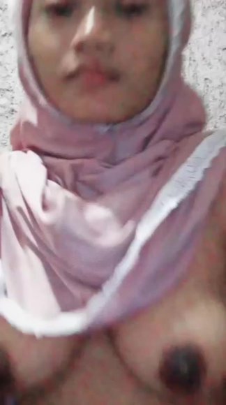 Cewek SMA Sange Berat Langsung Ngewe di Taman Belakang