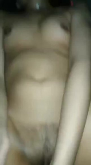 Cewek Kacamata Main Jari Sambil Desah di Taman Belakang