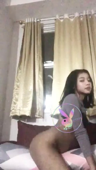 Siswi Nakal Main Dildo di Kamar di Sofa