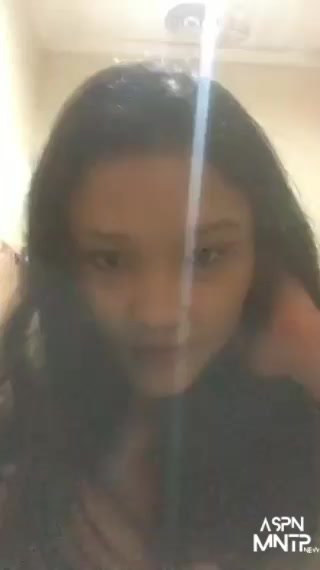 Cewek Kacamata Live Show Buka CD di Balkon