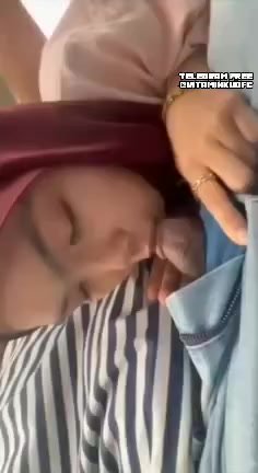 Cewek Jilbab Colmek Brutal di Meja Belajar
