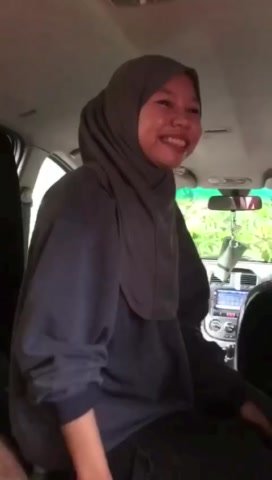 Cewek Kacamata Ngulum Kontol di Taman Belakang