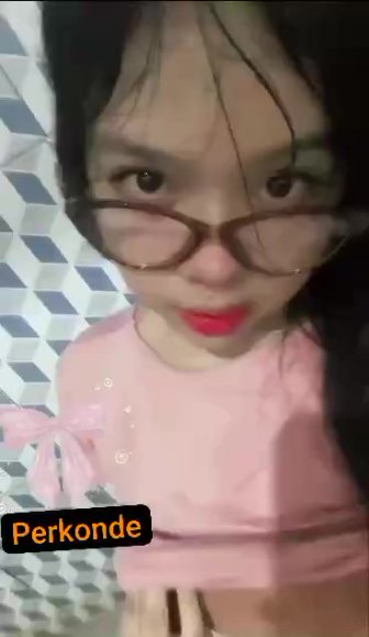 Cewek Kacamata Main Dildo di Kamar di Meja Belajar