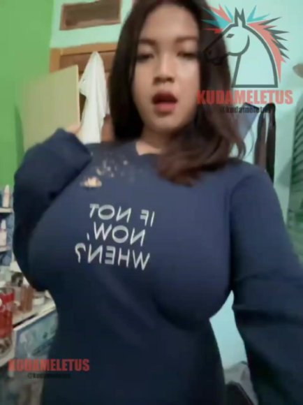 Tante Montok Main Jari Sambil Desah di Dapur