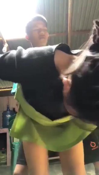 Cewek Genit Ngentot Tanpa Ampun di Ruang Tamu