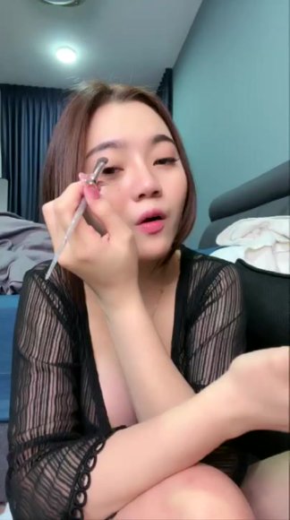 Cewek Genit Dientot dari Belakang di Ruang Tamu