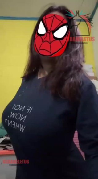 Cewek Genit Live Show Buka CD di Taman Belakang