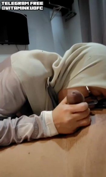 Tante Bohay Ngewe Bareng Pacar di Bawah Meja