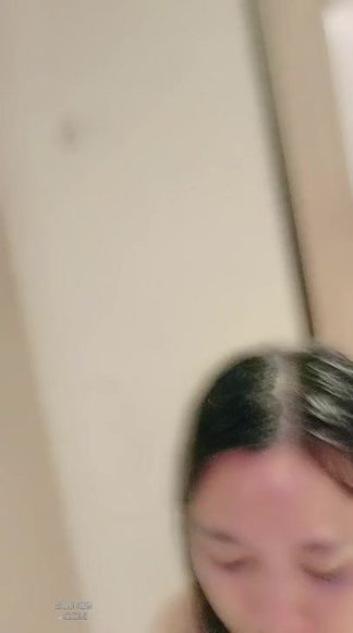 Janda Sange Minta Dientot Keras di Meja Belajar