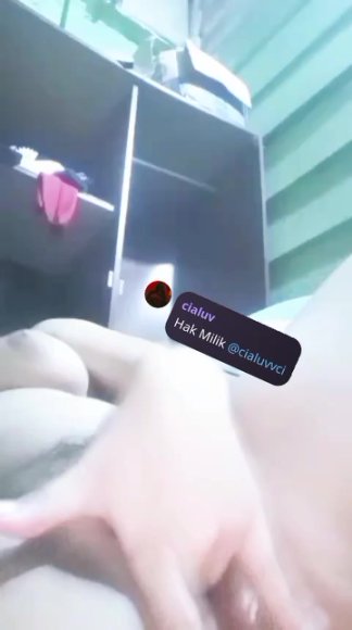 ABG Main Jari Sambil Desah di Balkon