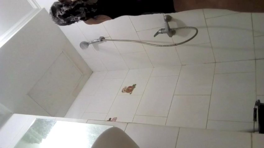 Cewek Kacamata Dientot dari Belakang di Sofa