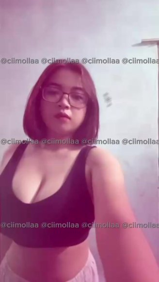 Cewek Jilbab Ngulum Kontol di Ruang Tamu