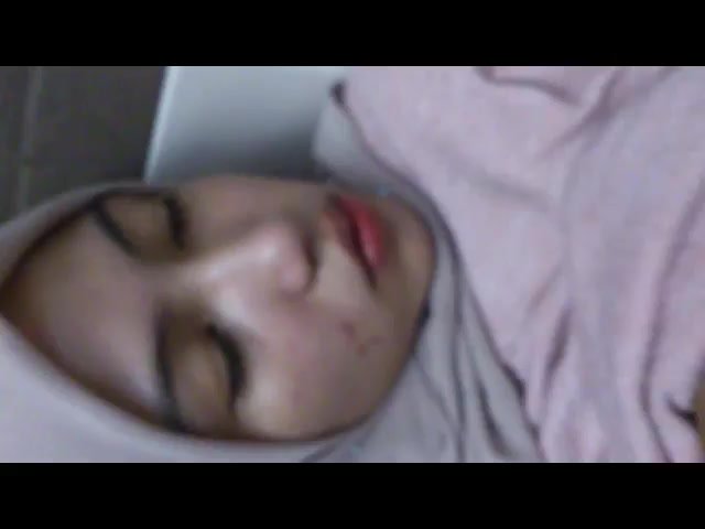 Cewek Kacamata Minta Dientot Keras di Toilet Sekolah