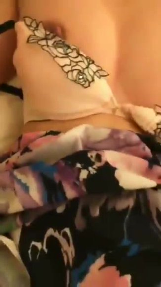 Cewek Kacamata Main Dildo di Kamar di Ruang Tamu