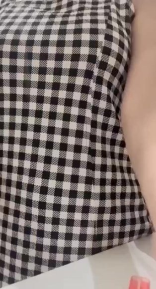 Cewek Jilbab Live Show Buka CD di Kamar Mandi