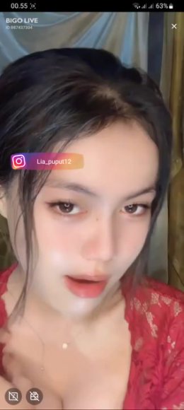 Cewek Jilbab Ngulum Kontol di Sofa
