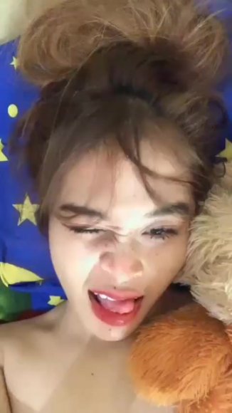 Cewek SMA Ngewe Bareng Pacar di Sofa
