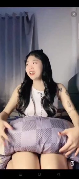 Cewek Kacamata Live Show Buka CD di Toilet Sekolah