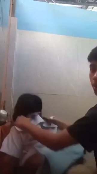 Siswi Nakal Ngulum Kontol di Ruang Tamu