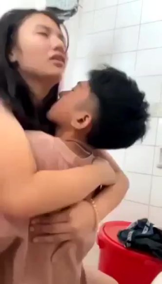 Janda Sange Ngentot Tanpa Ampun di Taman Belakang