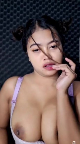 Tante Bohay Rekam Sambil Coli di Sofa