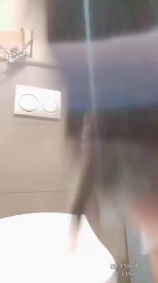 Janda Sange Main Dildo di Kamar di Kamar Mandi