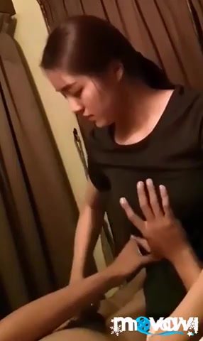 Tante Montok Ngulum Kontol di Sofa