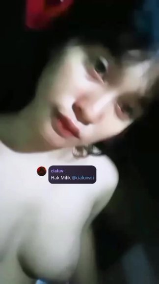 ABG Main Jari Sambil Desah di Sofa