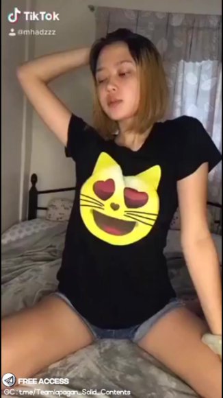 Cewek Genit Live Show Buka CD di Toilet Sekolah