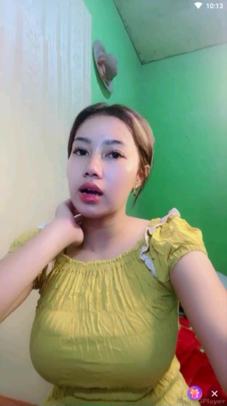 Tante Montok Live Show Buka CD di Toilet Sekolah