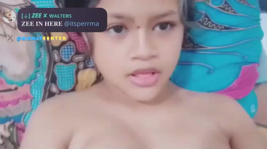 Janda Sange Minta Dientot Keras di Meja Belajar