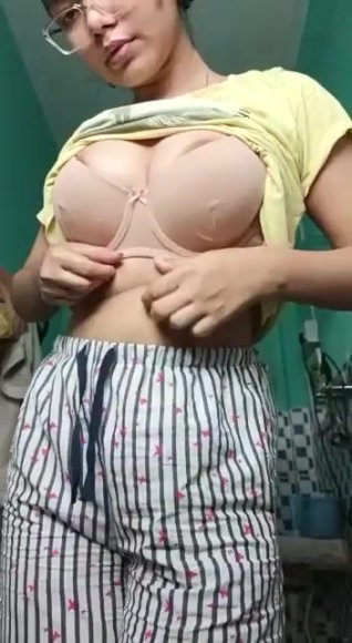 Cewek Jilbab Main Jari Sambil Desah di Ruang Tamu
