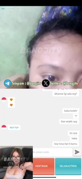 Cewek Kacamata Ngangkang Lebar Live di Sofa
