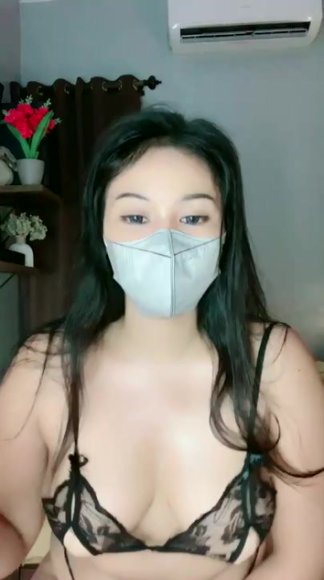 Cewek Jilbab Main Dildo di Kamar di Bawah Meja