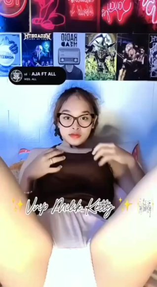 Cewek Jilbab Ngulum Kontol di Kamar Kos