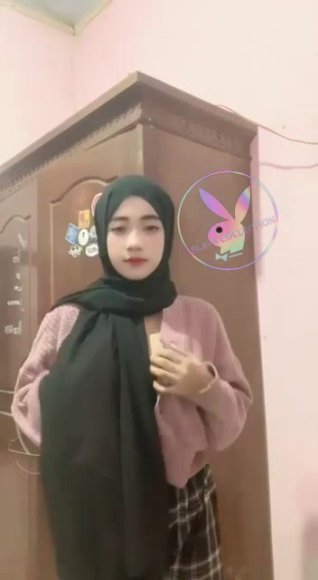 Cewek Jilbab Live Show Buka CD di Taman Belakang