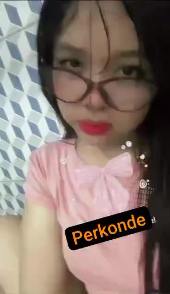 Janda Sange Dientot dari Belakang di Taman Belakang