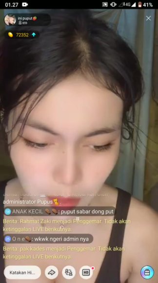 Cewek Jilbab Live Show Buka CD di Bawah Meja