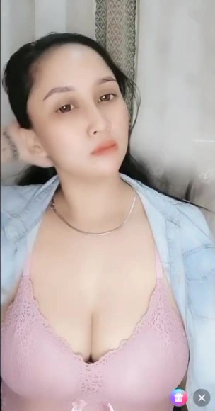 Cewek Kacamata Ngewe Bareng Pacar di Sofa