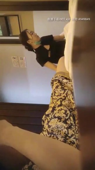 Cewek Kacamata Rekam Sambil Coli di Sofa