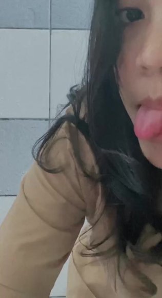 ABG Ngangkang Lebar Live di Bawah Meja