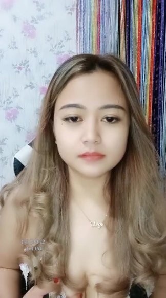 Cewek Genit Ngulum Kontol di Sofa