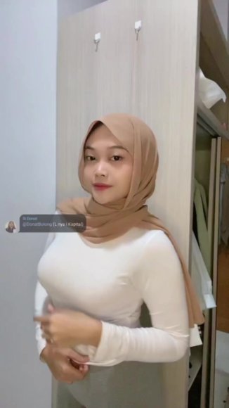 Siswi Nakal Live Show Buka CD di Toilet Sekolah