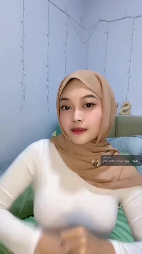 Tante Montok Main Jari Sambil Desah di Bawah Meja